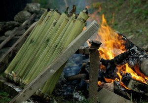 Lemang bambu sedang dimatangkan dengan cara dipanggang